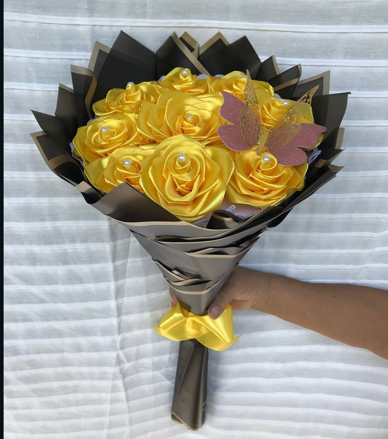 Ramo eterno de 10 rosas con mariposa hecho de liston de satin